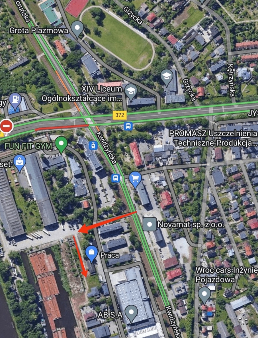 Dojazd do warsztatu WROC CARS przy ulicy Kościerzyńskiej 9 – trasa zaznaczona czerwonymi strzałkami