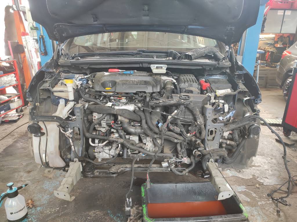 Samochód podczas złożonej naprawy mechanicznej